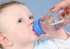 متى يشرب الطفل الماء