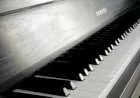 كيف تعزف على البيانو للمبتدئين
